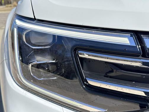 opal white pearl 2026 Volkswagen Atlas 2.0T SE