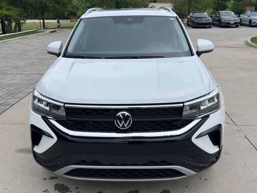 Pure White 2023 Volkswagen Taos 1.5T SE