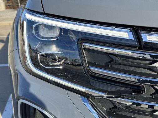 pure gray 2026 Volkswagen Atlas 2.0T SE w/Technology