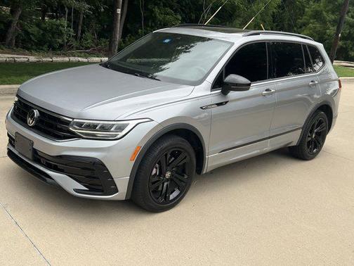 Pyrite Silver Metallic 2023 Volkswagen Tiguan 2.0T SE R-Line Black