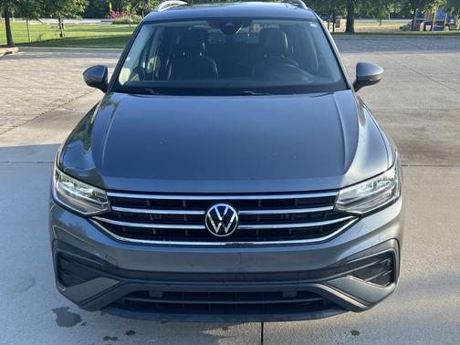 Platinum Gray Metallic 2023 Volkswagen Tiguan 2.0T SE