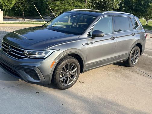 Platinum Gray Metallic 2023 Volkswagen Tiguan 2.0T SE