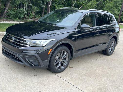 Deep Black Pearl 2023 Volkswagen Tiguan 2.0T SE