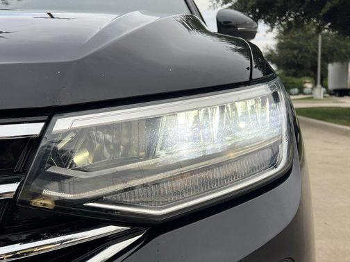 Deep Black Pearl 2023 Volkswagen Tiguan 2.0T SE