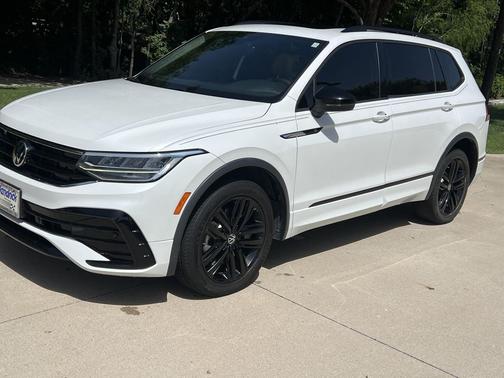 Oryx White Pearl 2022 Volkswagen Tiguan 2.0T SE R-Line Black