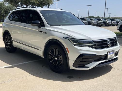 Oryx White Pearl 2022 Volkswagen Tiguan 2.0T SE R-Line Black