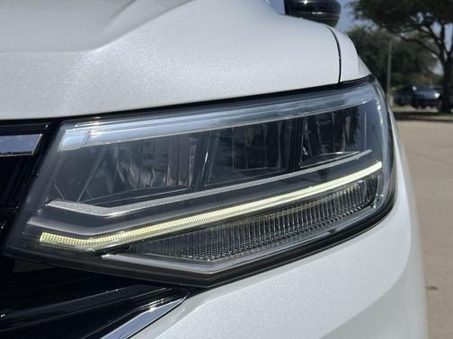 Oryx White Pearl 2022 Volkswagen Tiguan 2.0T SE R-Line Black
