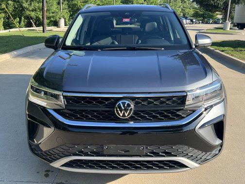 Platinum Gray Metallic 2024 Volkswagen Taos 1.5T SE
