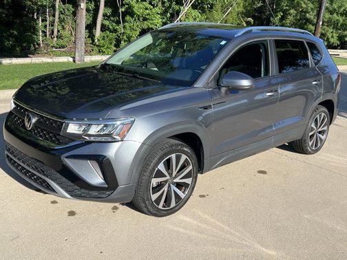 Platinum Gray Metallic 2022 Volkswagen Taos 1.5T SE