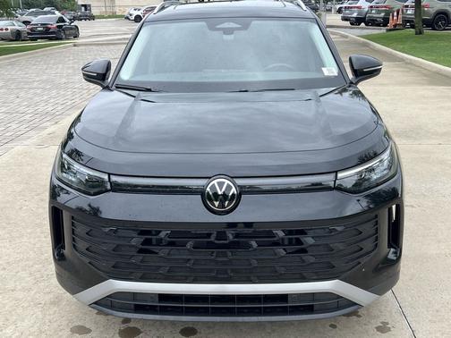 Deep Black Pearl 2025 Volkswagen Tiguan 2.0T SE 4MOTION