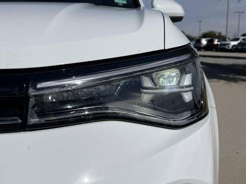 Pure White 2025 Volkswagen Taos 1.5T SE
