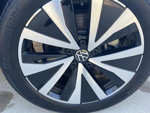 Pure White 2024 Volkswagen Taos 1.5T SE