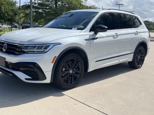 Oryx White Pearl 2022 Volkswagen Tiguan 2.0T SE R-Line Black