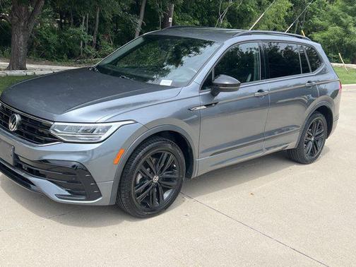 Platinum Gray Metallic 2022 Volkswagen Tiguan 2.0T SE R-Line Black