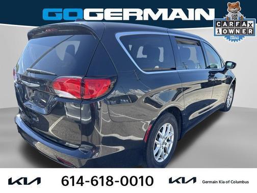 Brilliant Black Crystal Pearlcoat 2021 Chrysler Voyager LX