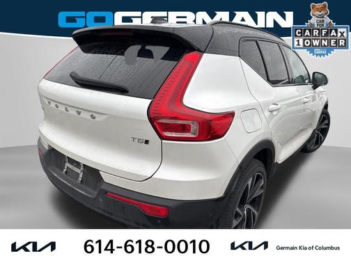 Crystal White Metallic 2021 Volvo XC40 T5 R-Design