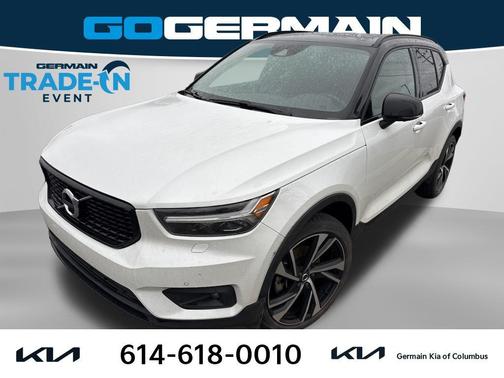 Crystal White Metallic 2021 Volvo XC40 T5 R-Design