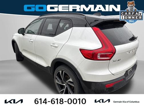 Crystal White Metallic 2021 Volvo XC40 T5 R-Design