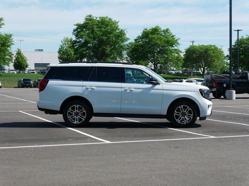 White Metallic 2025 Ford Expedition Active