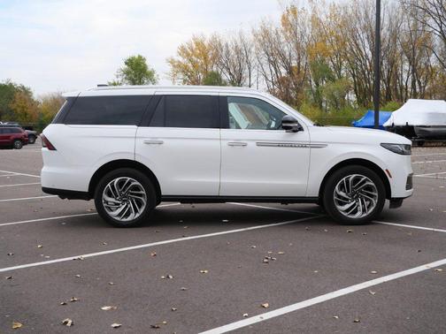 White Metallic 2025 Lincoln Navigator Reserve