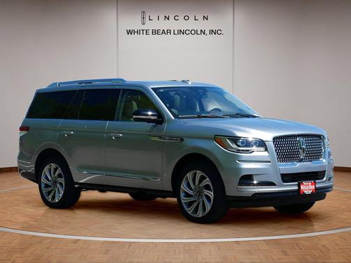 Silver Radiance Metallic Clearcoat 2024 Lincoln Navigator Reserve