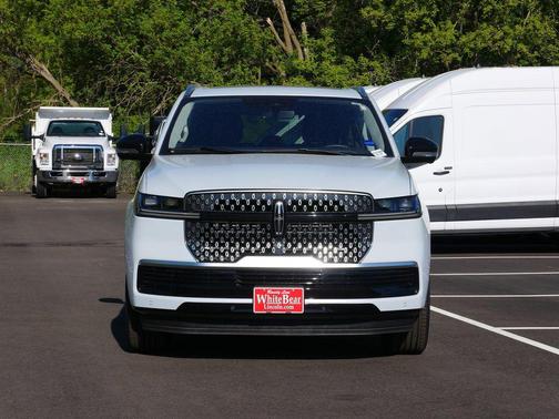Crystal White Metallic Clearcoat 2025 Lincoln Navigator Reserve