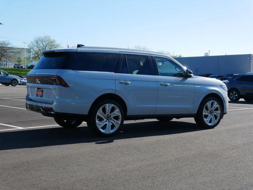 Crystal White Metallic Clearcoat 2025 Lincoln Navigator Reserve