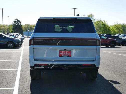 Crystal White Metallic Clearcoat 2025 Lincoln Navigator Reserve