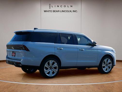 Crystal White Metallic Clearcoat 2025 Lincoln Navigator Reserve