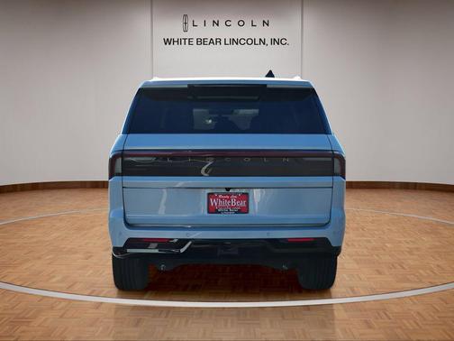 Crystal White Metallic Clearcoat 2025 Lincoln Navigator Reserve
