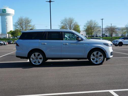 Crystal White Metallic Clearcoat 2025 Lincoln Navigator Reserve