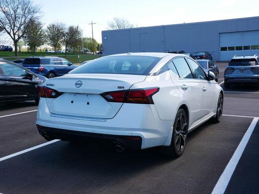 Pearl White Tricoat 2023 Nissan Altima SR FWD