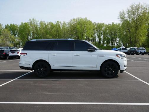 Pristine White Metallic Tri-Coat 2024 Lincoln Navigator Reserve