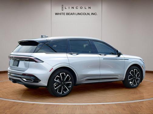 Silver Radiance Metallic Clearcoat 2025 Lincoln Nautilus Reserve