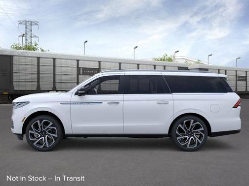Pristine White Metallic Tri-Coat 2026 Lincoln Navigator Reserve