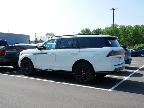 Pristine White Metallic Tri-Coat 2026 Lincoln Navigator Reserve