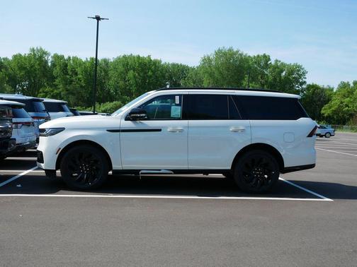 Pristine White Metallic Tri-Coat 2026 Lincoln Navigator Reserve