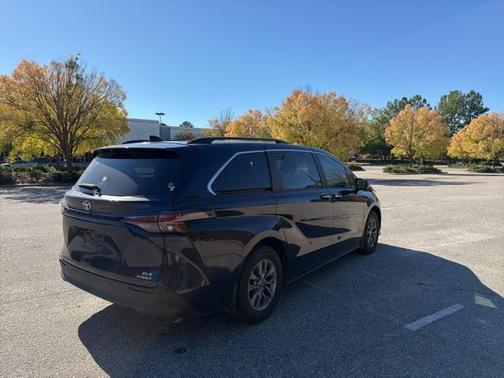 2024 Toyota Sienna XLE 8 Passenger