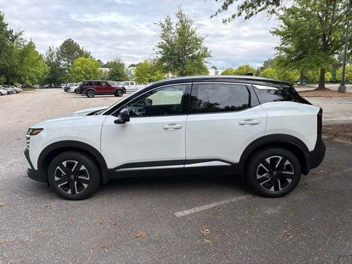 Aspen White / Super Black 2025 Nissan Kicks SR