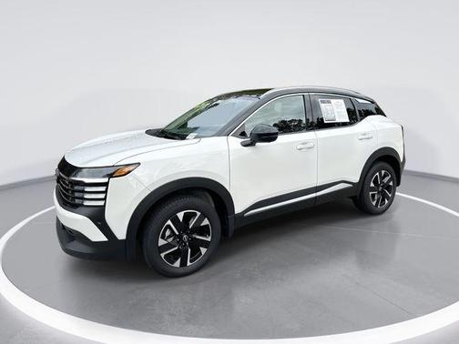 Aspen White / Super Black 2025 Nissan Kicks SR
