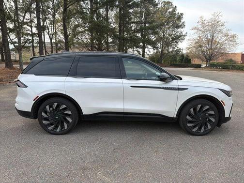 White Platinum Clearcoat Metallic 2025 Lincoln Nautilus Reserve