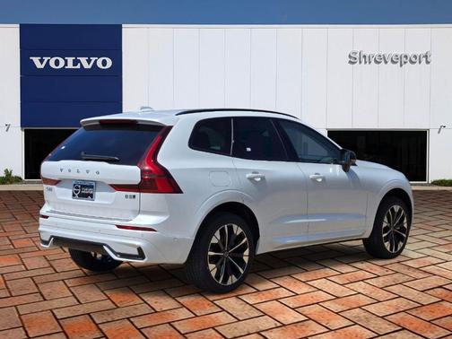 Crystal White Metallic 2026 Volvo XC60 B5 Plus