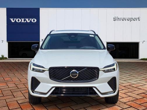 Crystal White Metallic 2026 Volvo XC60 B5 Plus