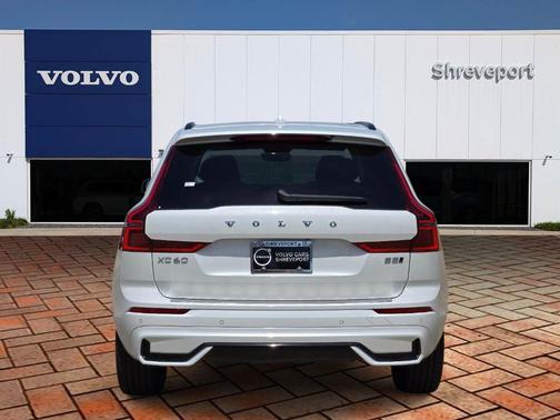 Crystal White Metallic 2026 Volvo XC60 B5 Plus