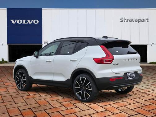 2026 Volvo XC40 B5 Ultra Black Edition