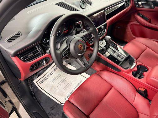 2026 Porsche Macan AWD