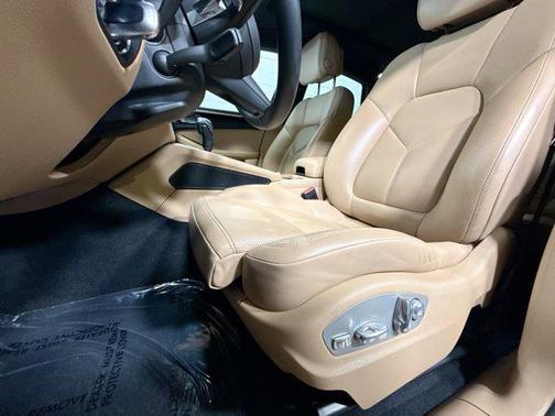 White 2022 Porsche Macan Macan