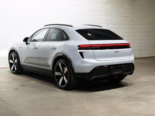 2025 Porsche Macan Turbo