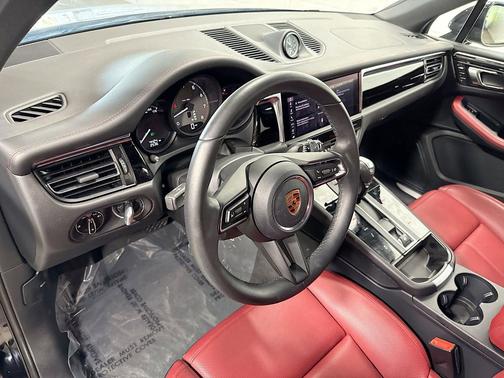 Jet Black Metallic 2026 Porsche Macan Macan