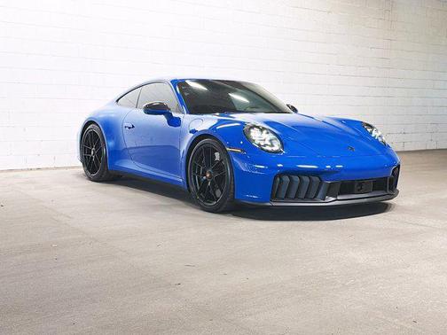 2025 Porsche 911 Carrera 4 GTS